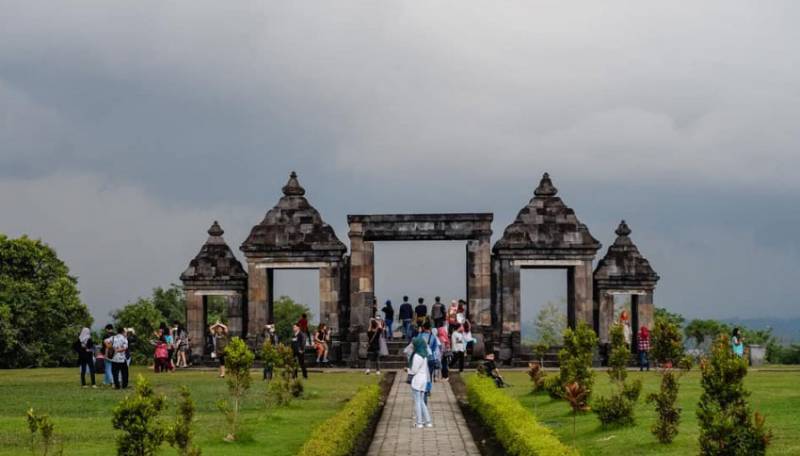 Candi Ratu Boko Harga Tiket Masuk 2021, Lokasi & Foto